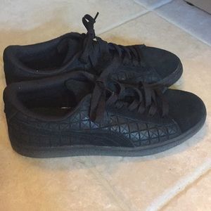 Black suede pumas boys size 5.5 EUC